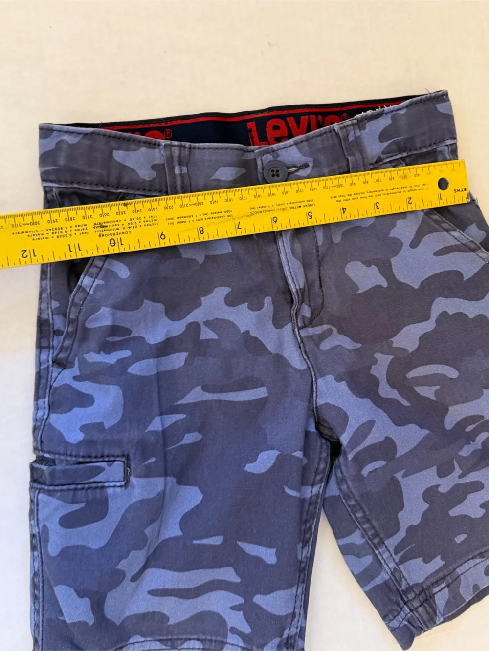 Levi's Boys Blue Camo Cargo Shorts with Red Logo Sz-6.‎  GG6